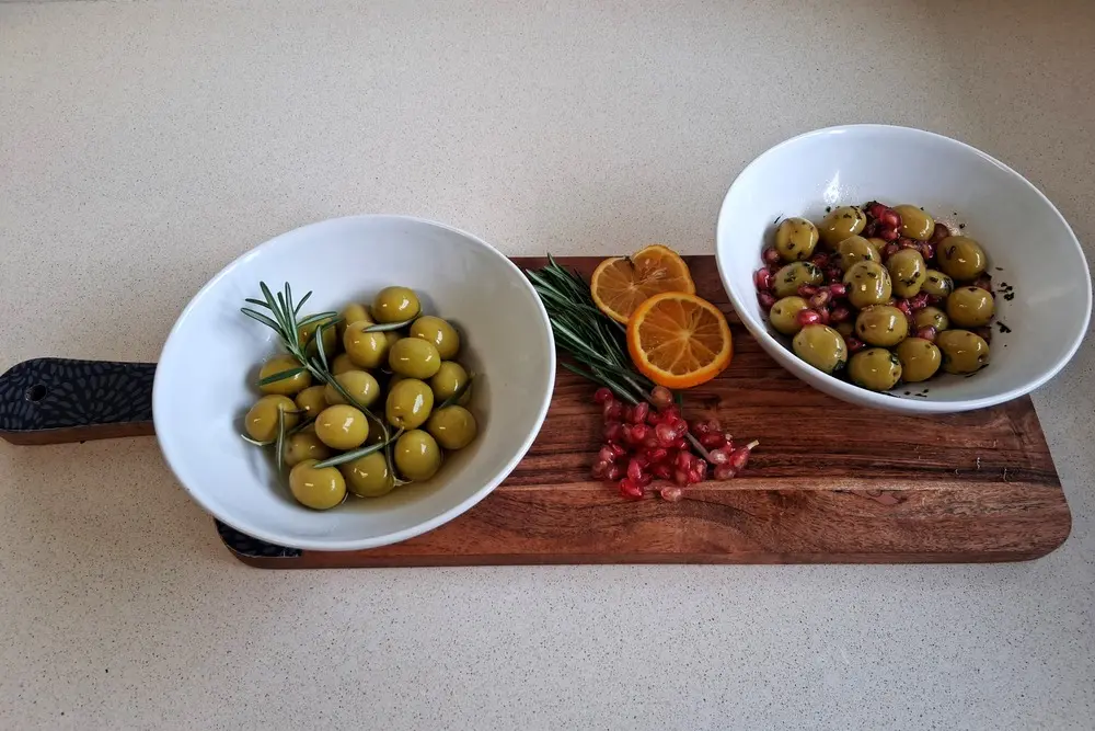 Aceitunas manzanilla al natural con dos aliños navideños