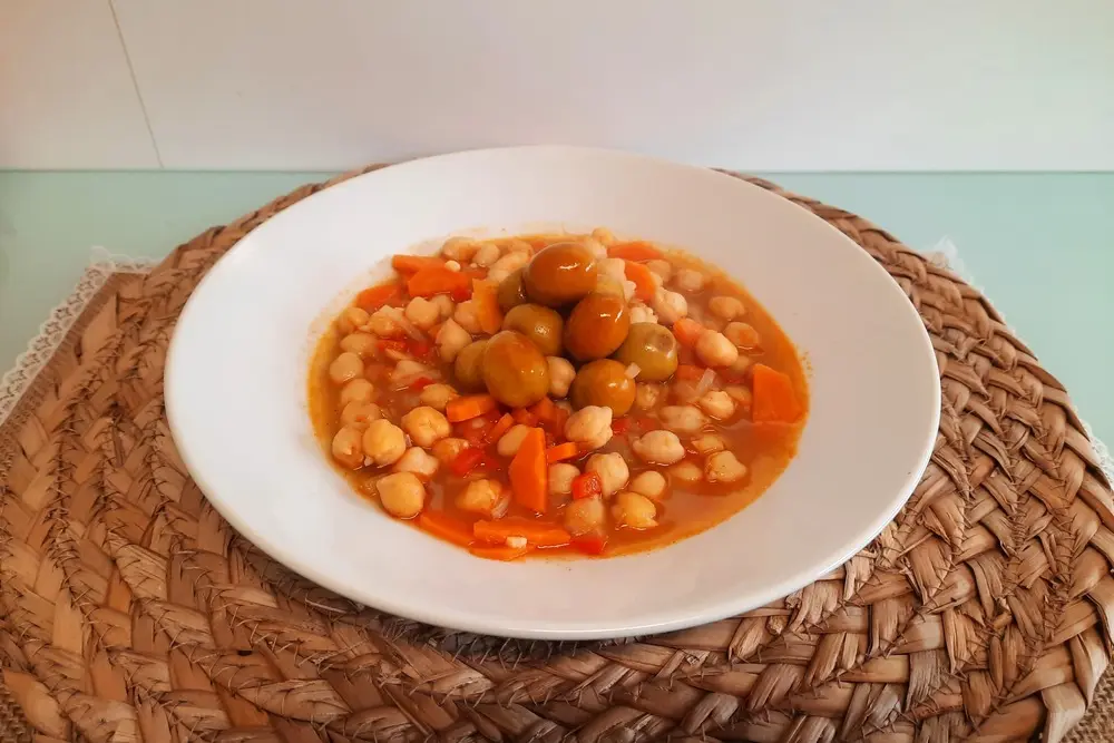 Guiso rápido de garbanzos con verduras y aceitunas picantonas