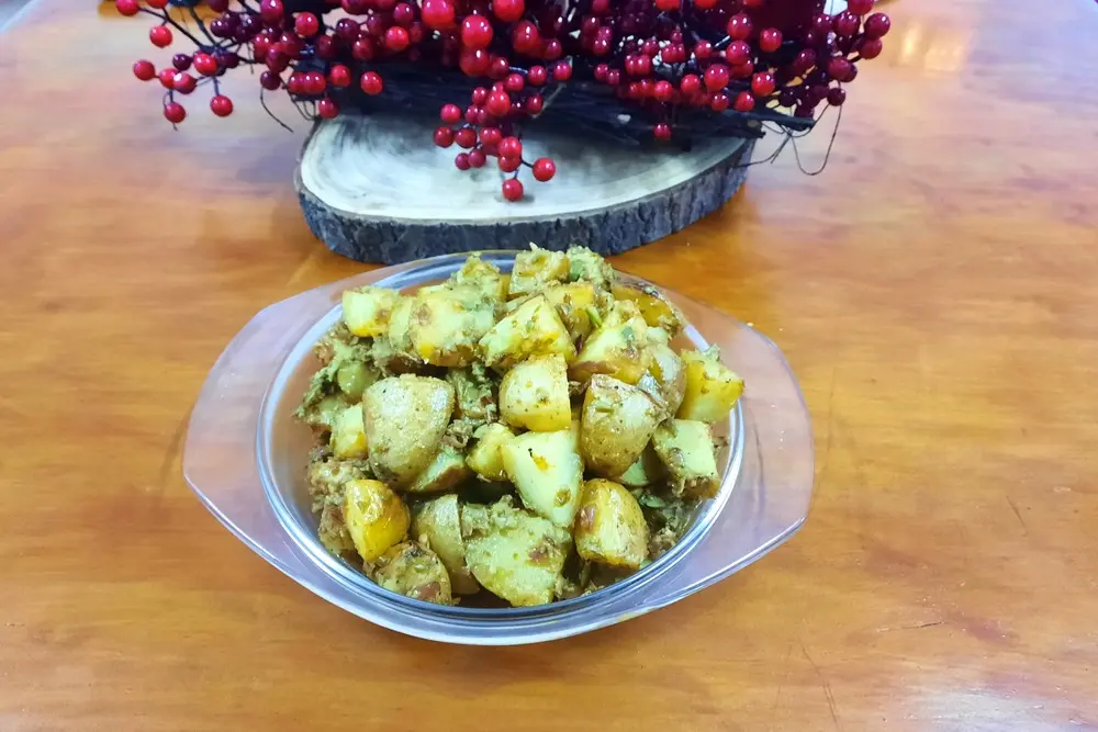 Patatas asadas con chutney rápido de aceitunas chupadedos