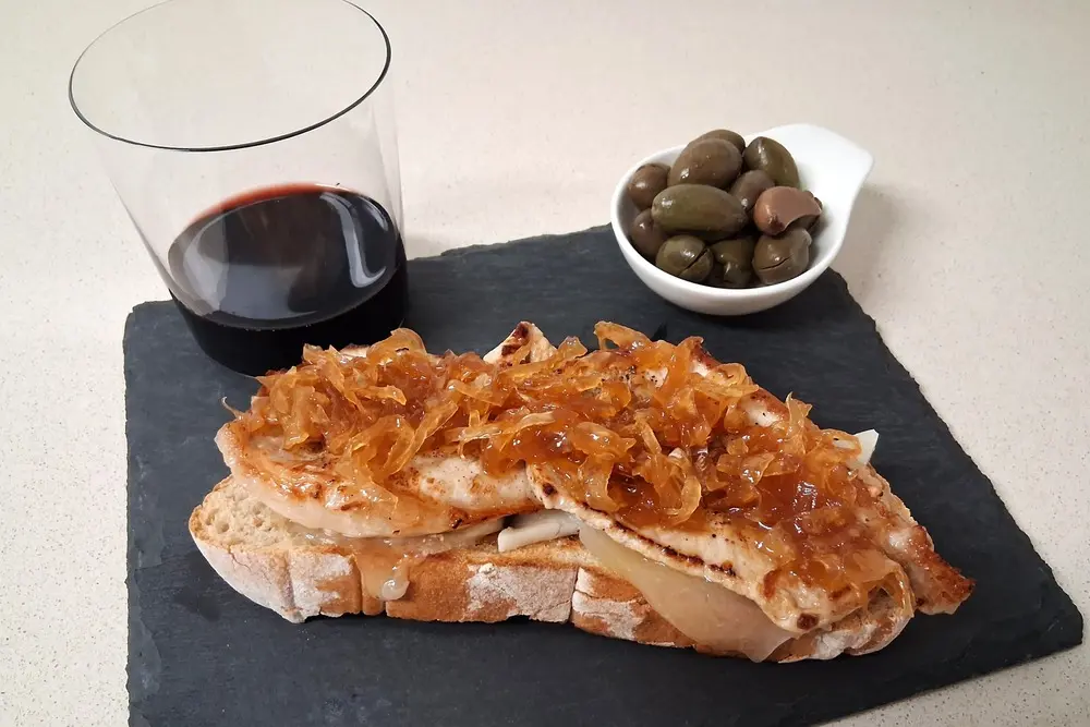 Tosta de lomo, queso curado y cebolla en vinagre caramelizada con miel de Casa Bartuelo