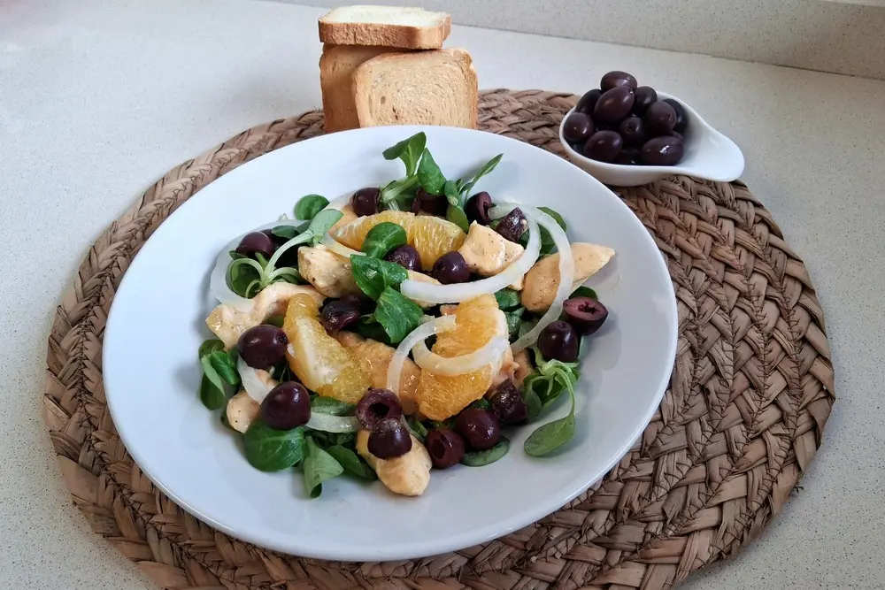 Ensalada templada de pollo, naranja y aceitunas de Aragón