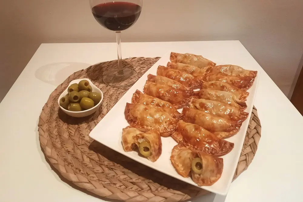 Empanadillas caseras con aceitunas manzanilla Guinaldo