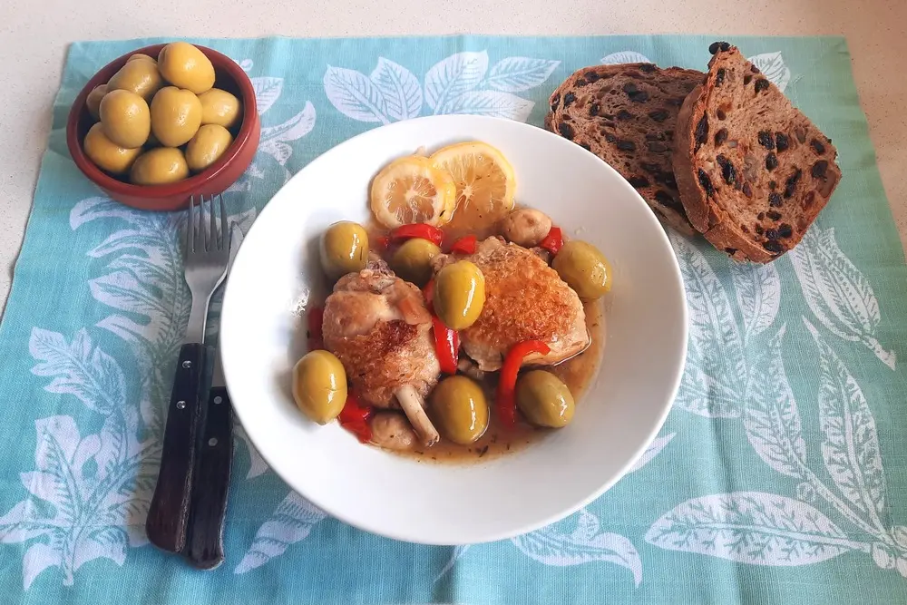 Pollo guisado de la abuela Luisa con aceituna gordal y limon
