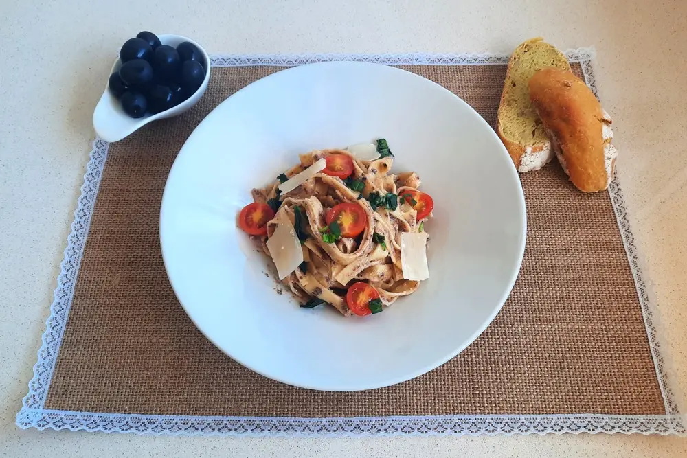 Pasta al pesto negro de aceitunas negras Guinaldo con tomates cherry salteados