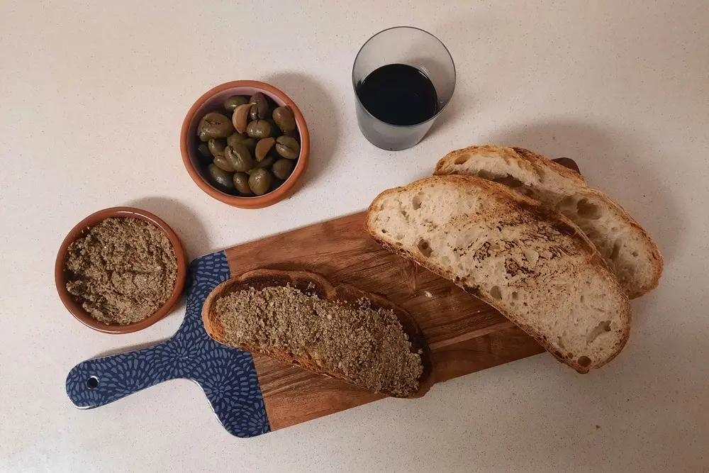 Pan rústico con tapenade de aceitunas machacadas de Jaén y ajo asado