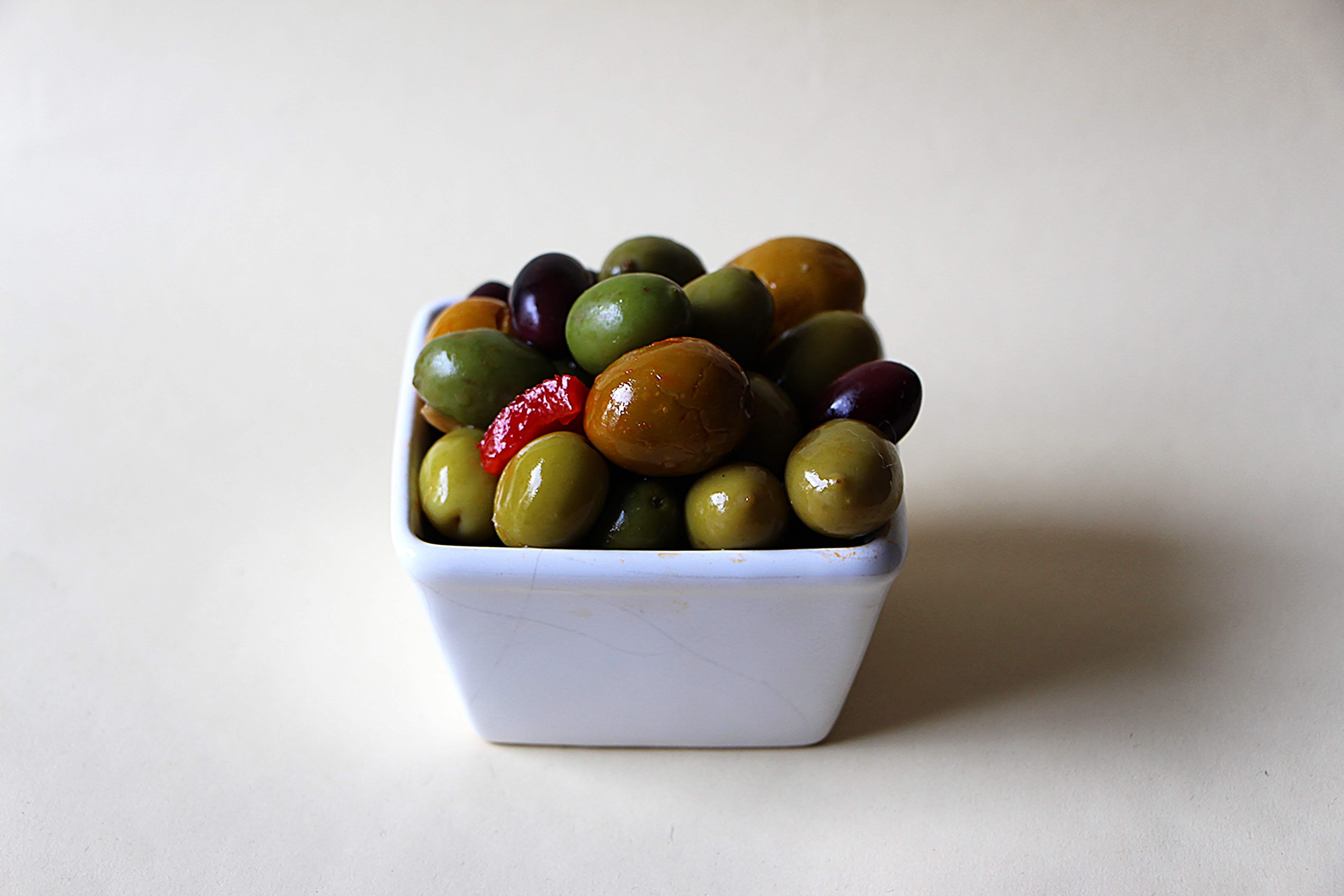 Aceitunas gazpacha estilo andaluz con verduras zanahoria pimiento ajo