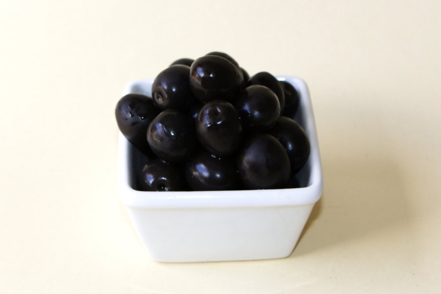 Aceitunas negras curadas naturalmente sabor suave mediterráneo