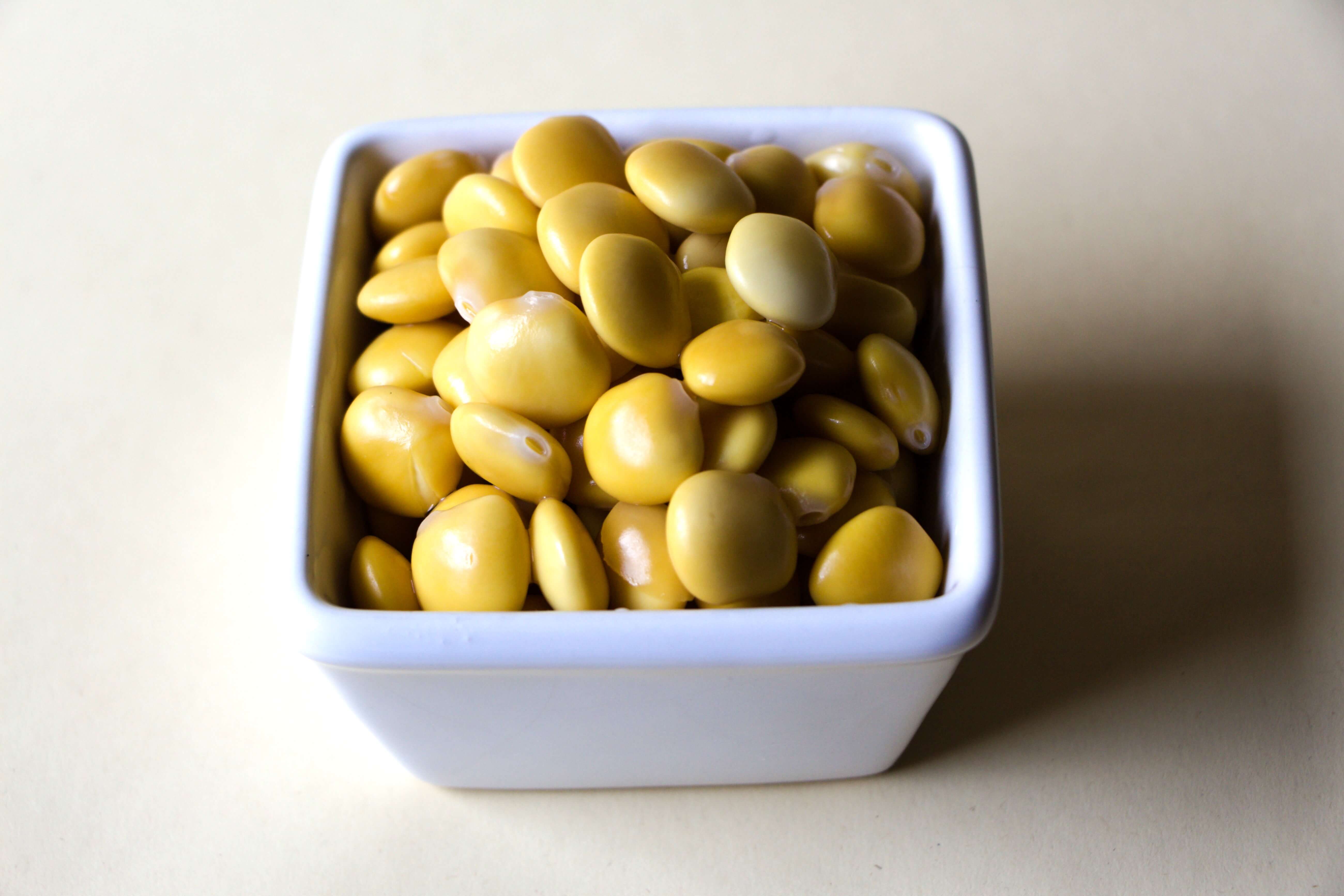 Altramuces encurtidos tradicionales aperitivo mediterráneo