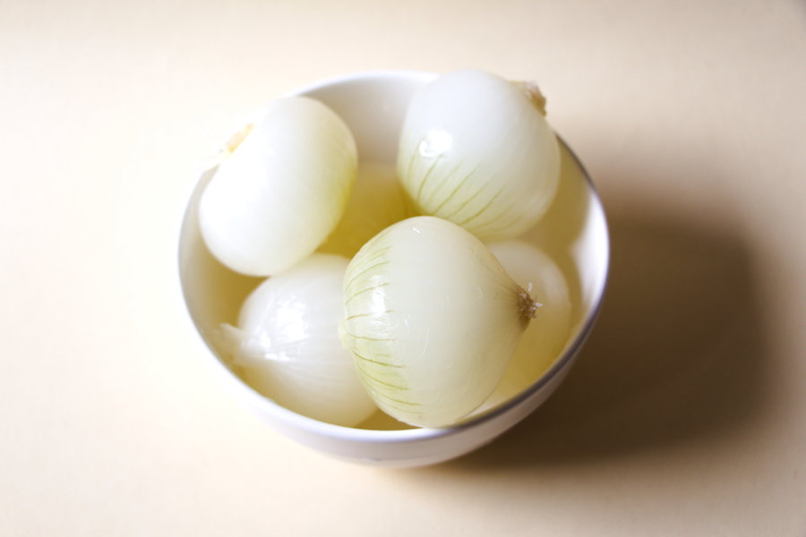 Cebolla blanca grande encurtida suave textura jugosa