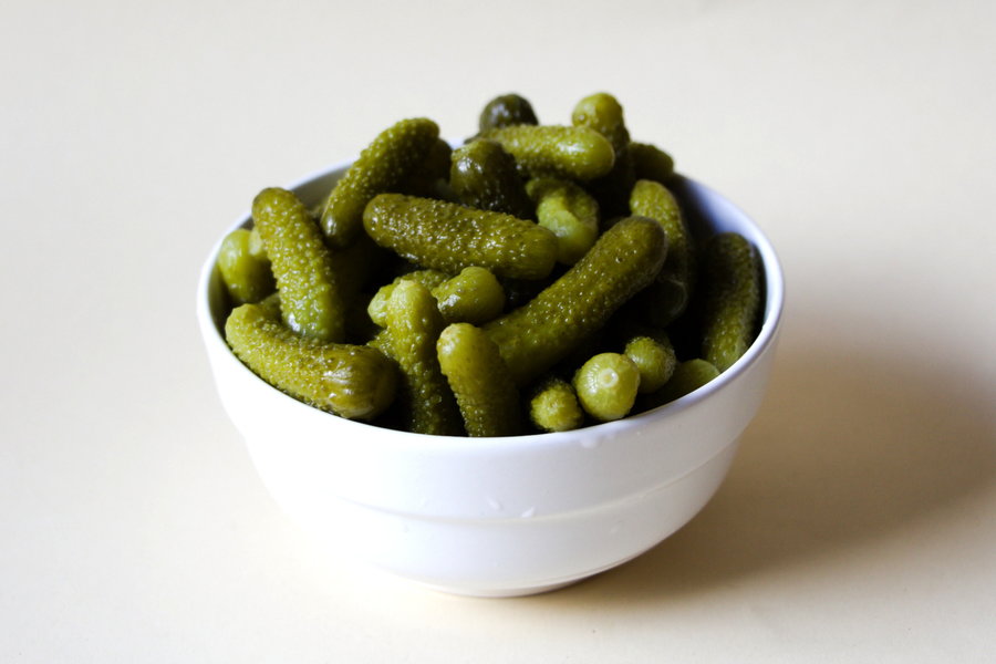 Pepinillos pequeños agridulces encurtidos tradicionales crujientes