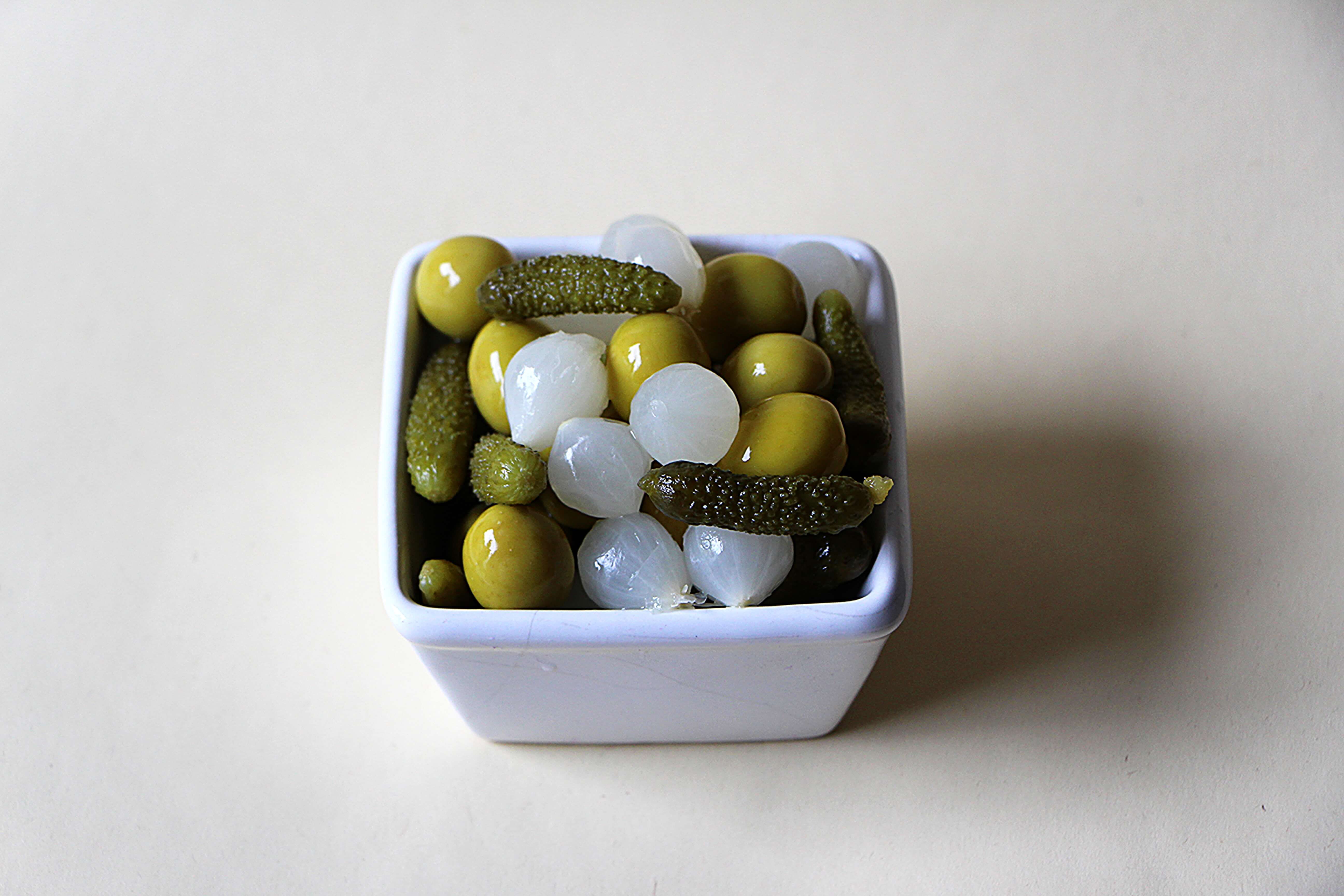 Revuelto mezcla variada de encurtidos con sabor intenso a anchoa