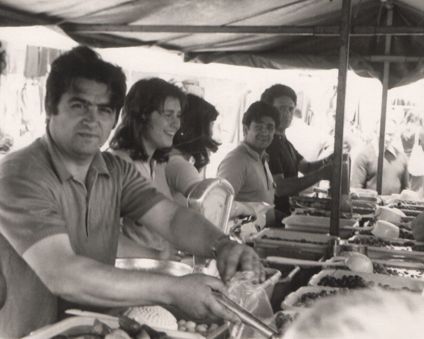 Primera generación familia Guinaldo vendiendo aceitunas artesanas en mercado de Avilés años 70