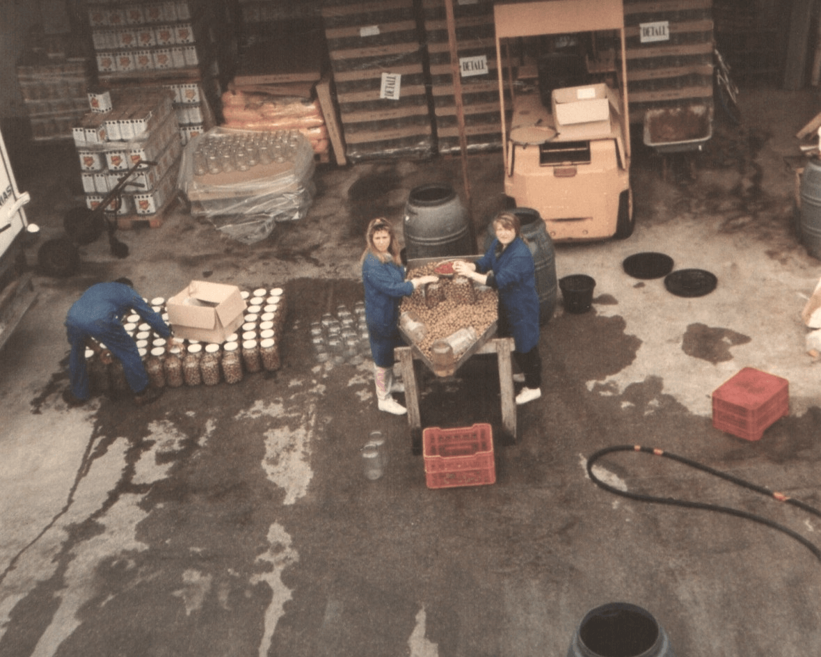 Proceso artesanal tradicional de preparación de encurtidos caseros familia Guinaldo años 80