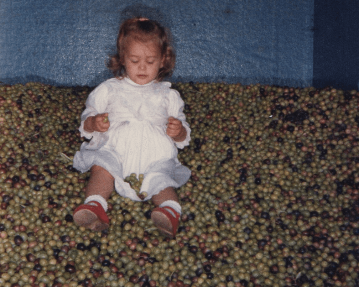 Tercera generación Guinaldo de niña aprendiendo el oficio familiar en el puesto