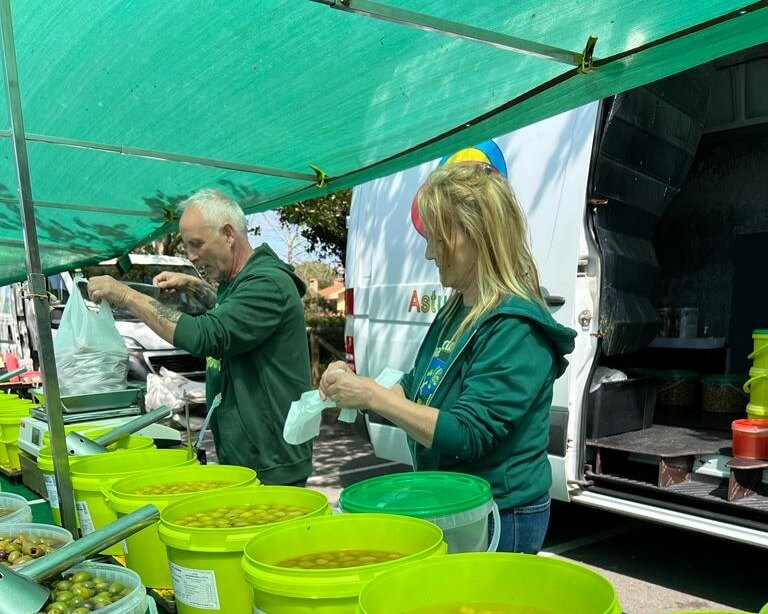 Conchi y Marisa atendiendo clientes en el mercado de Piedras Blancas