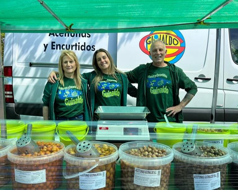 Tercera generación junto a sus padres manteniendo viva la tradición de aceitunas y encurtidos Guinaldo