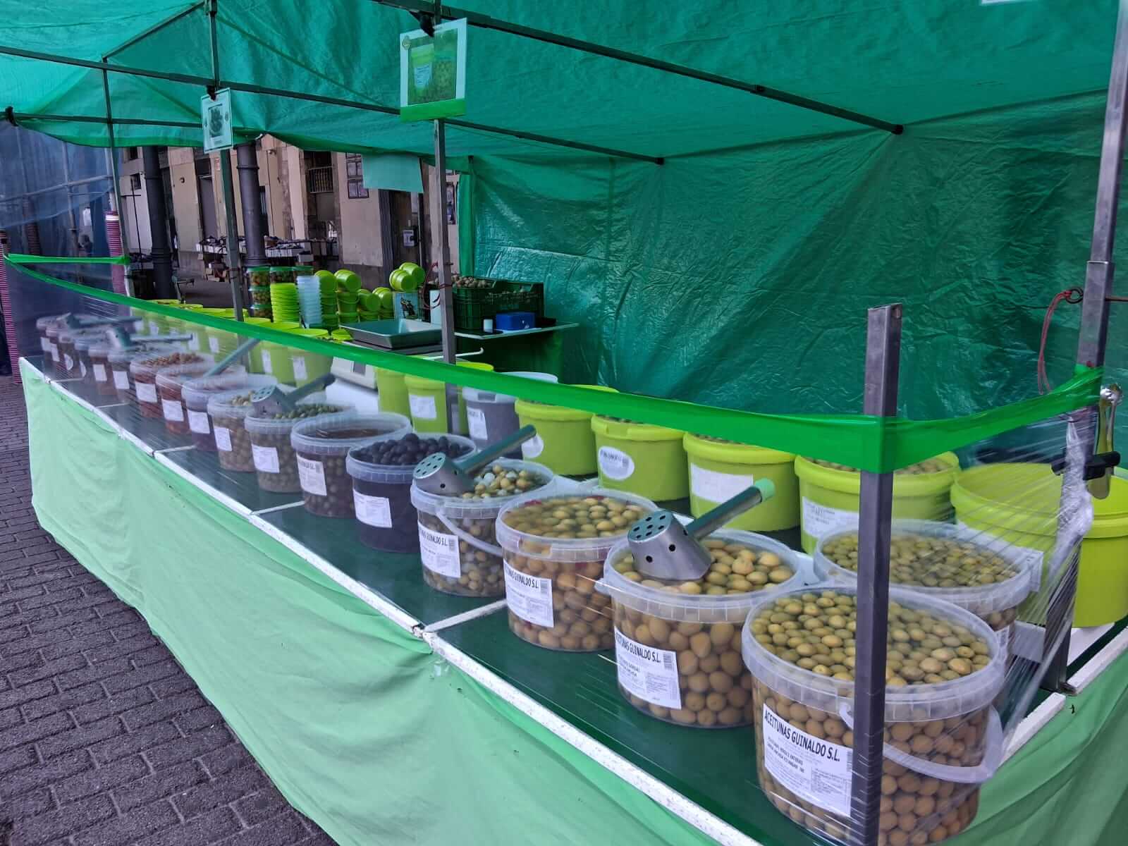 Puesto de Aceitunas Guinaldo en el mercado tradicional de Avilés Asturias