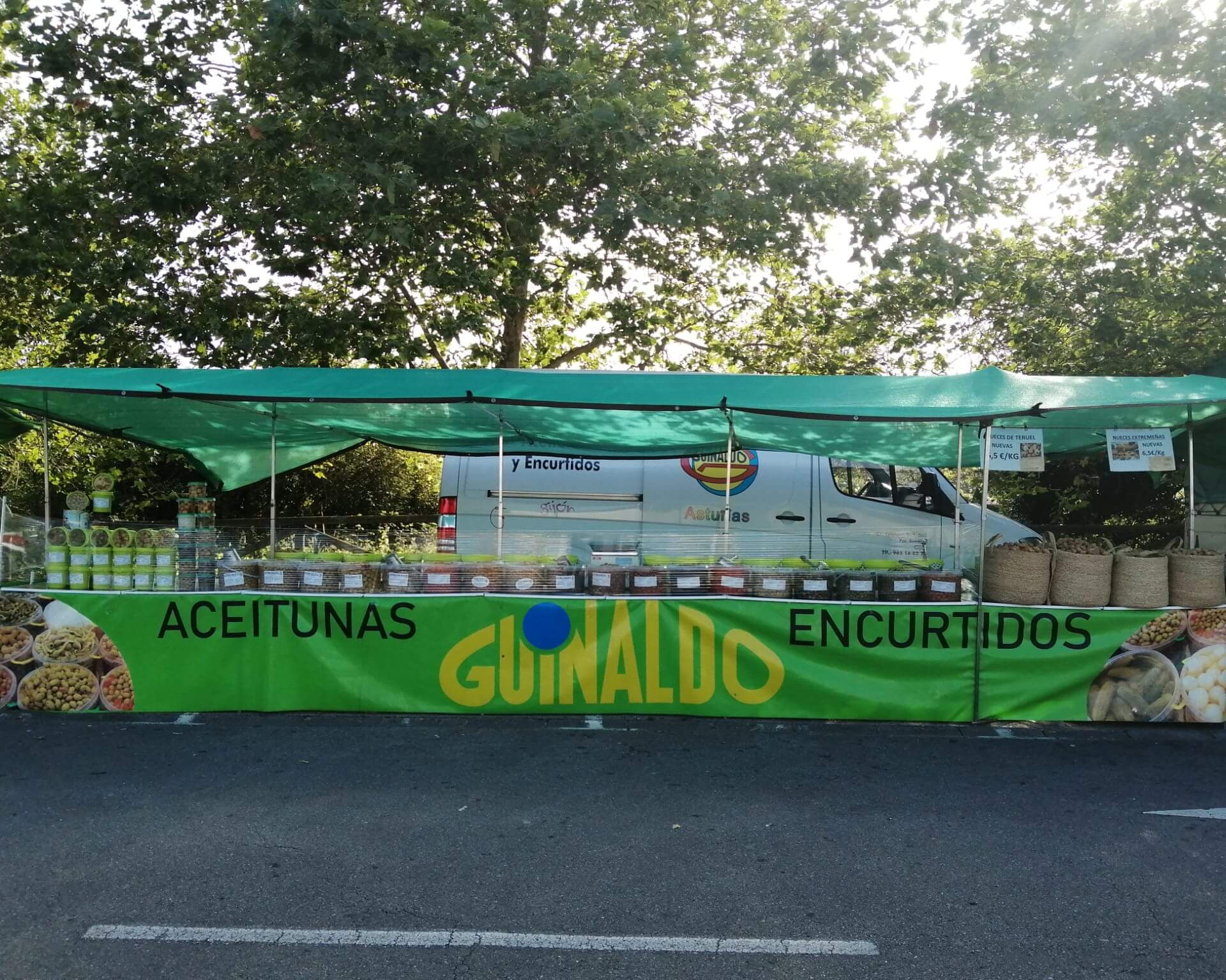 Puesto de Aceitunas Guinaldo en el rastro dominical de Gijón Asturias